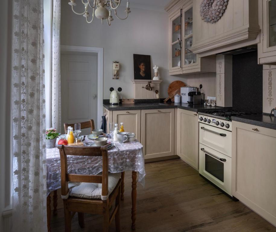 een keuken met een tafel en een eetkamer bij Guesthouse Elisabeth Maastricht in Maastricht