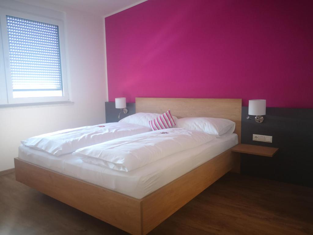 A bed or beds in a room at Weingut Lichtscheidl