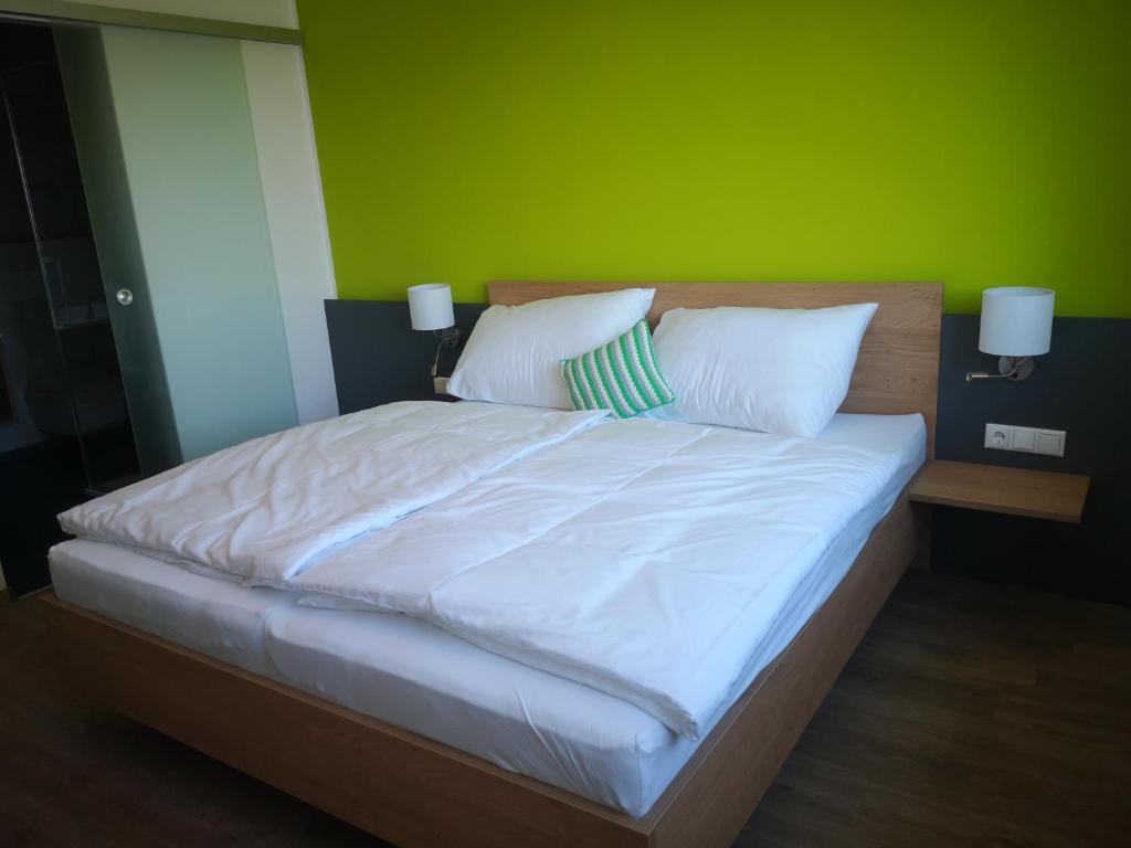Un pat sau paturi într-o cameră la Weingut Lichtscheidl