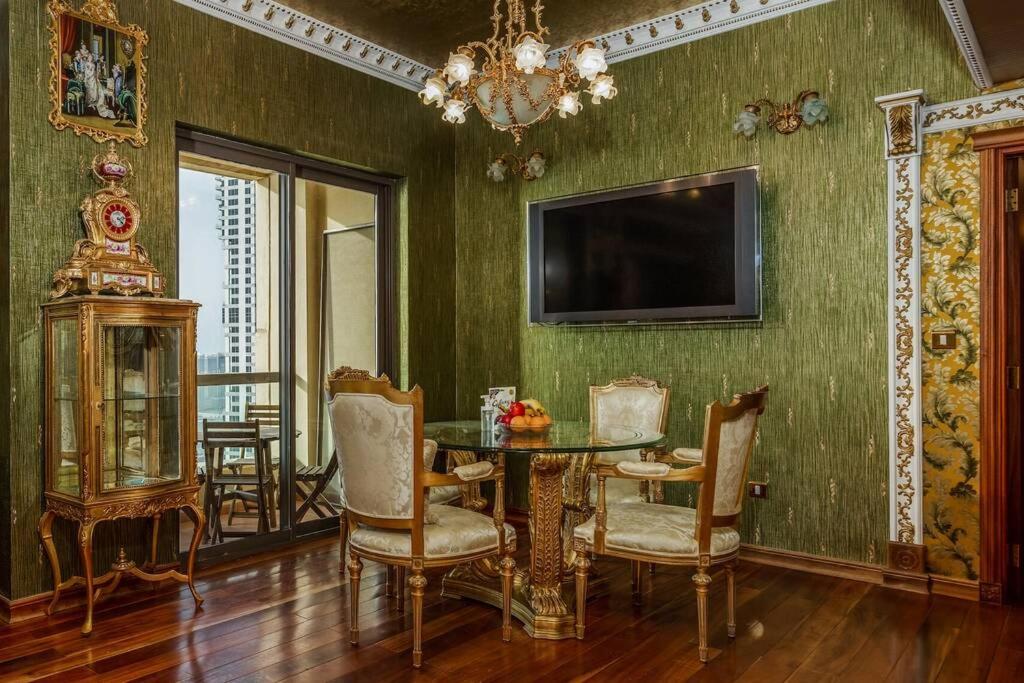 Fotografie z fotogalerie ubytování Victorian Jewel - 2BR - Panoramic Sea & Palm View v Dubaji