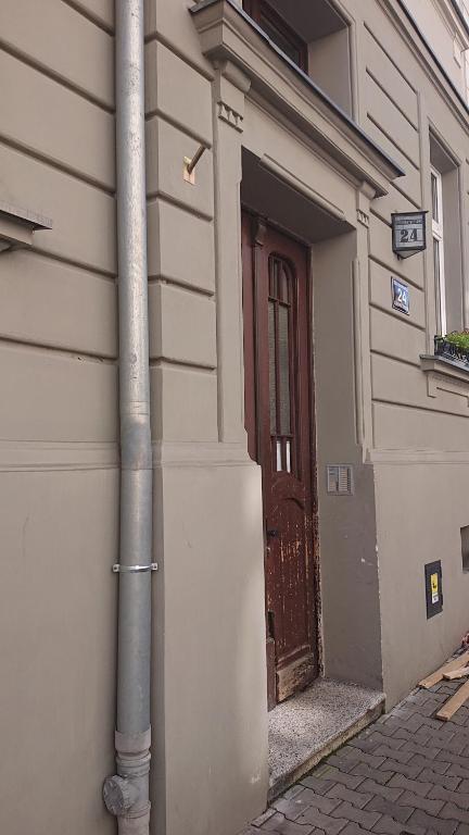 una puerta en el lateral de un edificio con un poste en Cosy Apartment en Cracovia