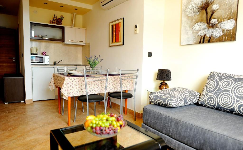 Kuchyň nebo kuchyňský kout v ubytování Apartments&Rooms Jelavić