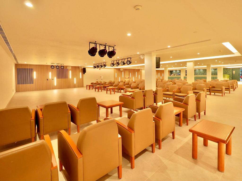 a waiting room with chairs and tables in a building at BQ Belvedere Hotel in Palma de Mallorca