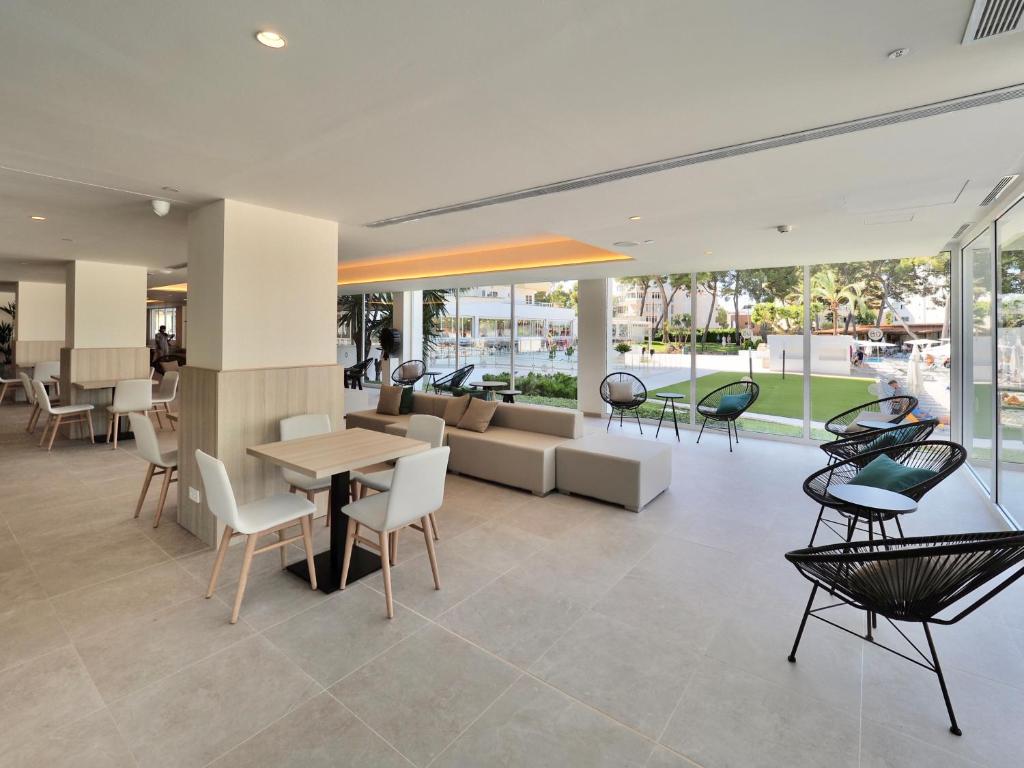 a lobby with a table and chairs and a couch at BQ Belvedere Hotel in Palma de Mallorca