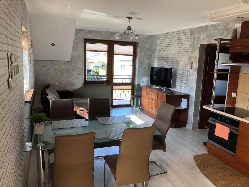 Televízia a/alebo spoločenská miestnosť v ubytovaní Apartamenty by Hanna