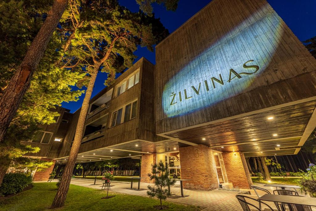 un edificio con una señal que lee zilwaukeeas en Žilvinas Hotel en Palanga