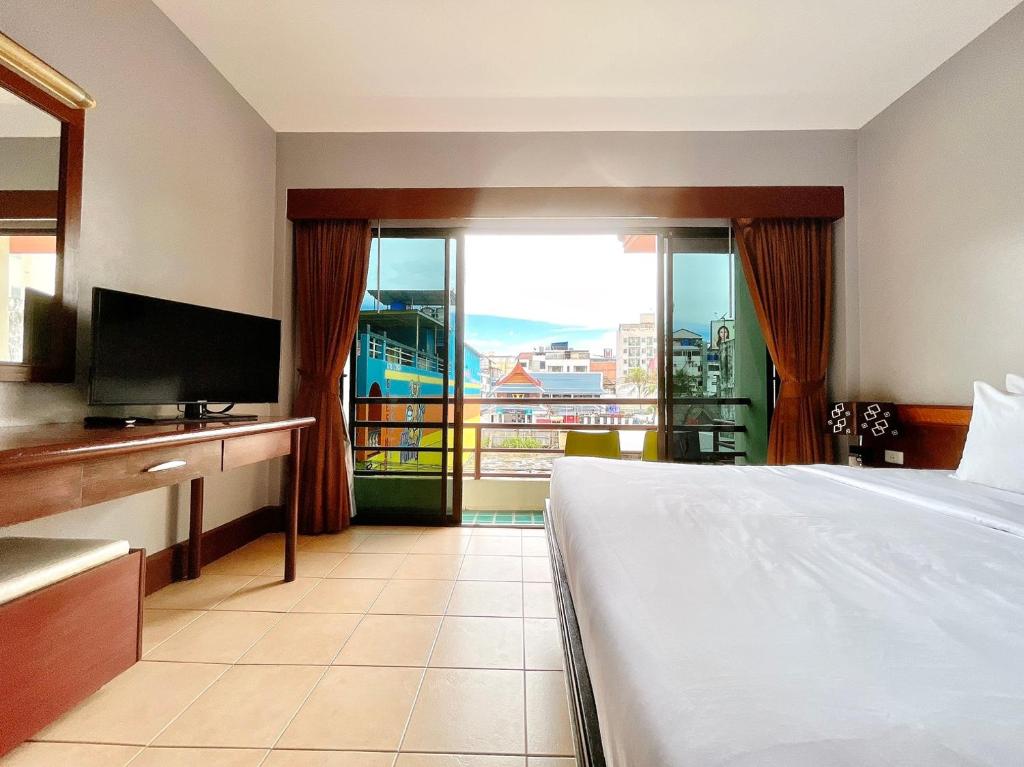 Postel nebo postele na pokoji v ubytování C & N Hotel Patong, Phuket