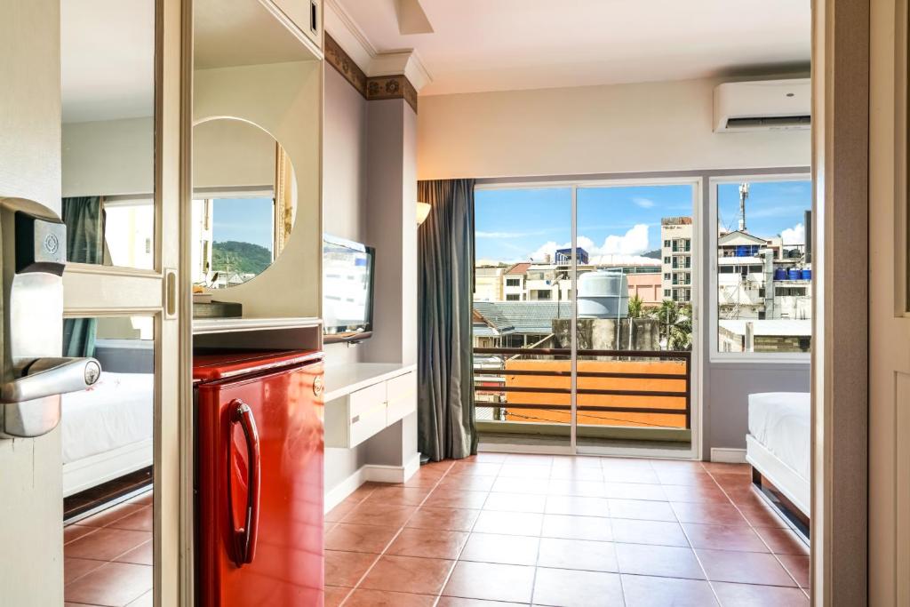 Kuchyň nebo kuchyňský kout v ubytování C & N Hotel Patong, Phuket