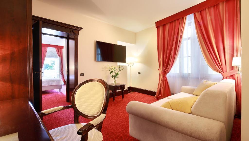 Телевизор и/или развлекательный центр в Arbiana Heritage Hotel