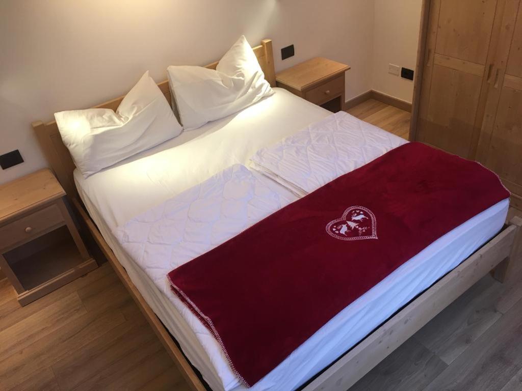 A bed or beds in a room at Appartamenti Cèsa Sorèie by AMA Val di Fassa