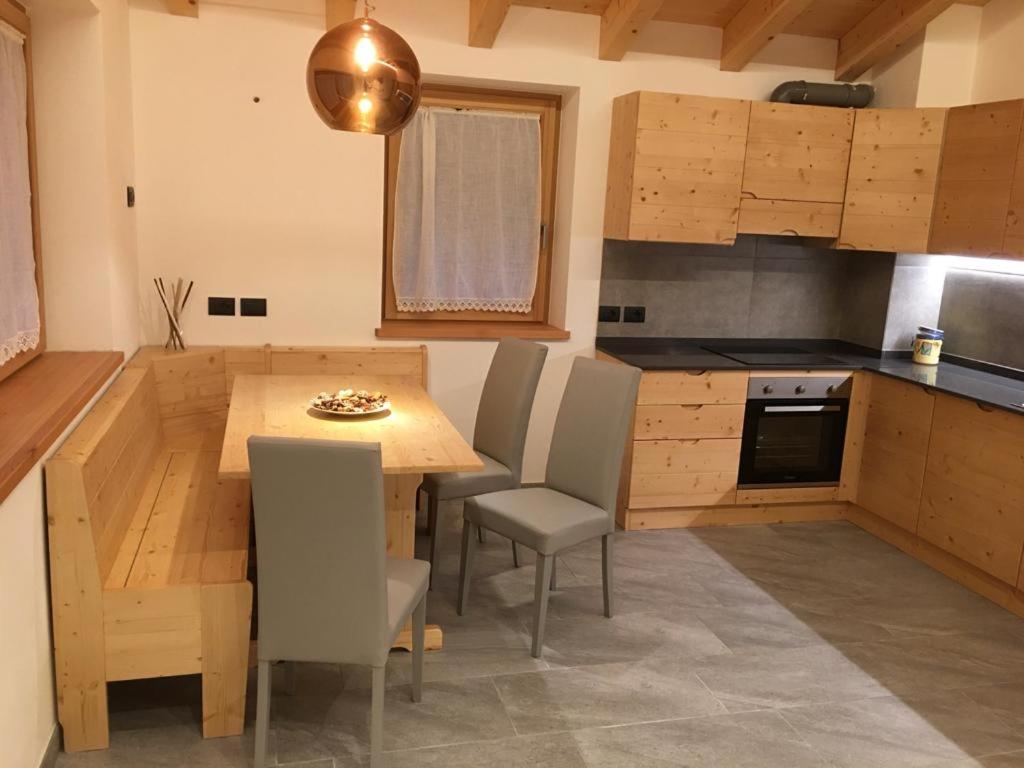 A kitchen or kitchenette at Appartamenti Cèsa Sorèie by AMA Val di Fassa