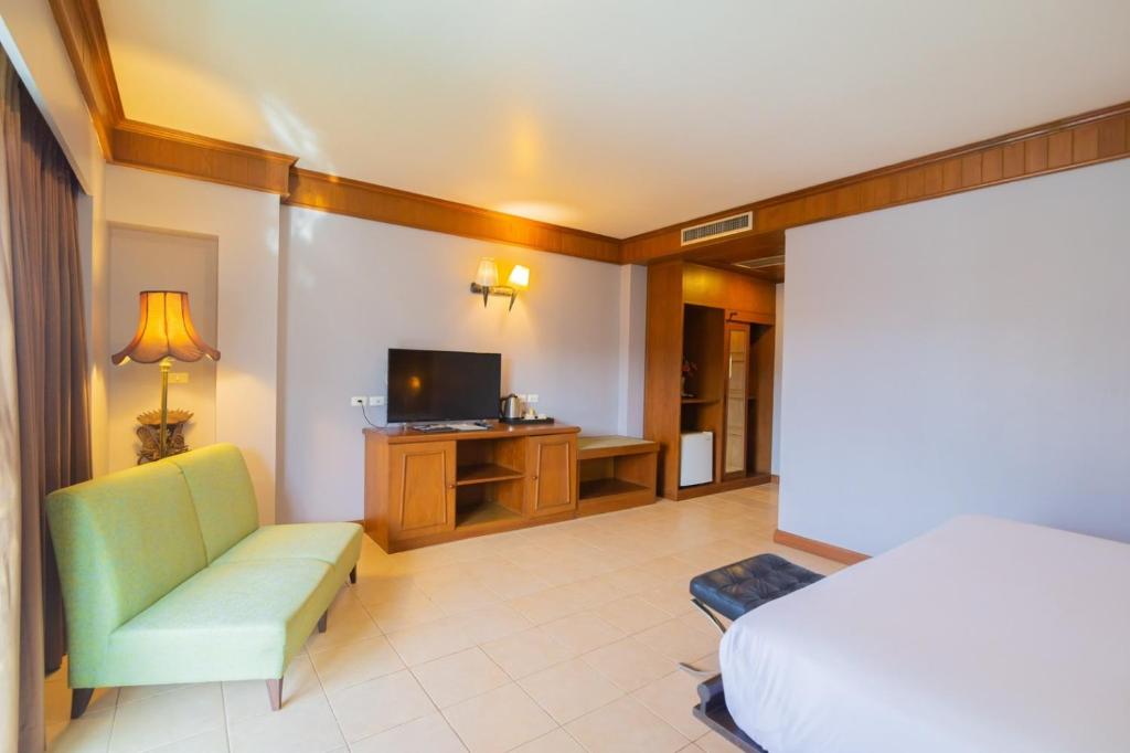 TV a/nebo společenská místnost v ubytování C & N Hotel Patong, Phuket