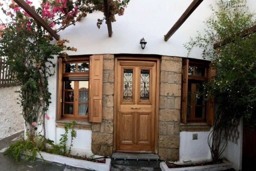 スキロスにあるMaisonette Zoeの木製のドアと窓のある家