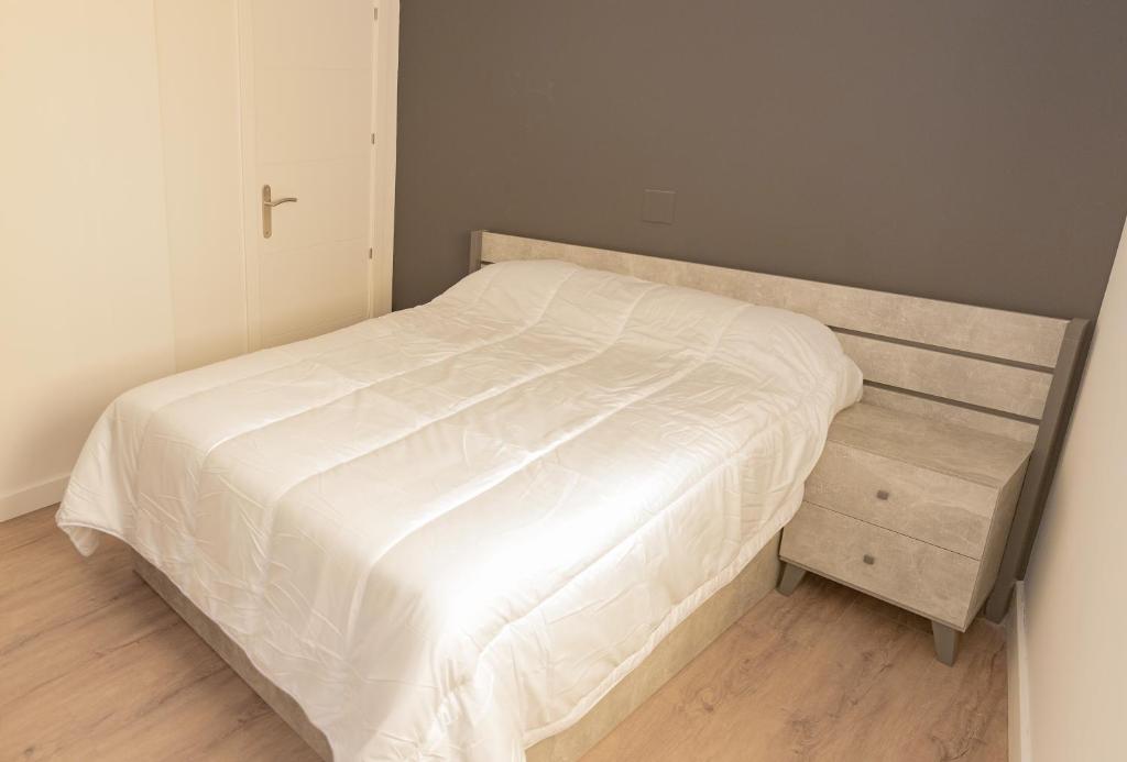 Postel nebo postele na pokoji v ubytování Apartamentos Santander Maliaño Suites 3000