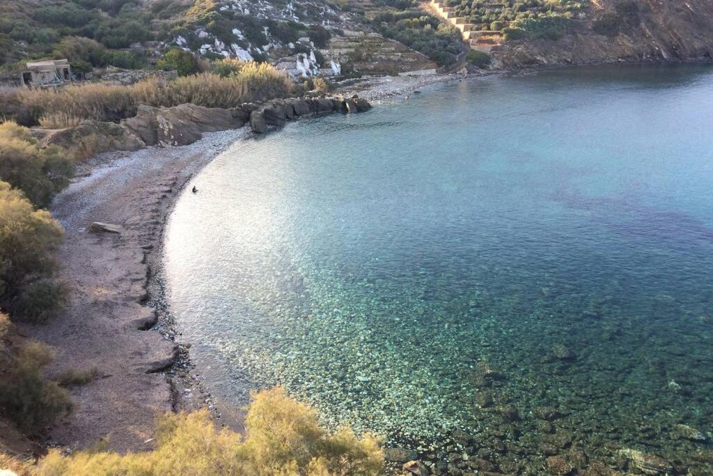 una vista aérea de una playa con agua en 3 min from the beach-White&blue house in Apollon, en Apollon