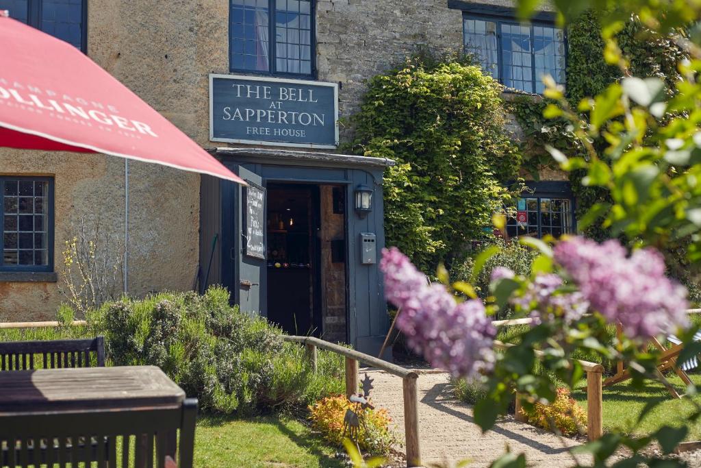 een gebouw met een bord dat de bel chirurgeryurrectionurrectionurrectie huis leest bij The Bell at Sapperton in Cirencester