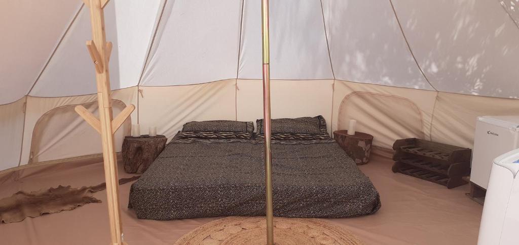 Postel nebo postele na pokoji v ubytování Farm Glamping tent on Acquaviva Bay
