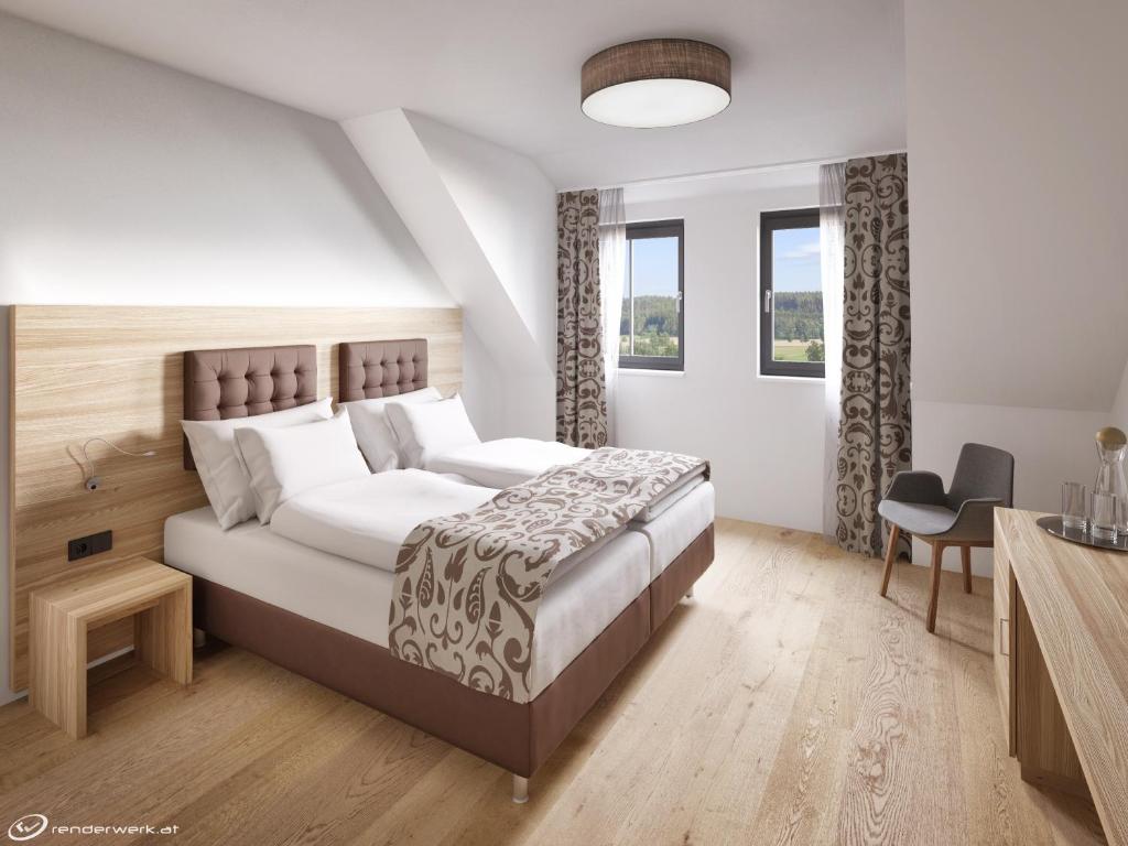 ein Schlafzimmer mit einem großen Bett und einem Schreibtisch in der Unterkunft Rossano Boutique Hotel & Ristorante in Ansbach