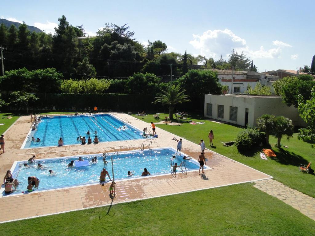 an overhead view of a swimming pool with people in it at Camping Alberg Municipal Tivissa in Tivissa