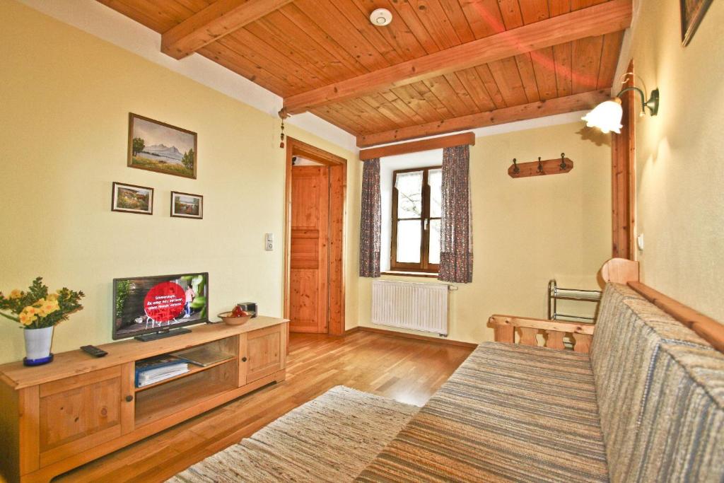 TV a/nebo společenská místnost v ubytování Paulhof am Chiemsee