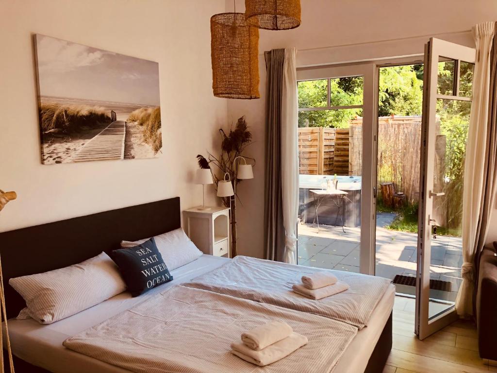 a bedroom with a bed with towels on it at GartenLoft mit Outdoor Whirlpool und Garten in Petershagen