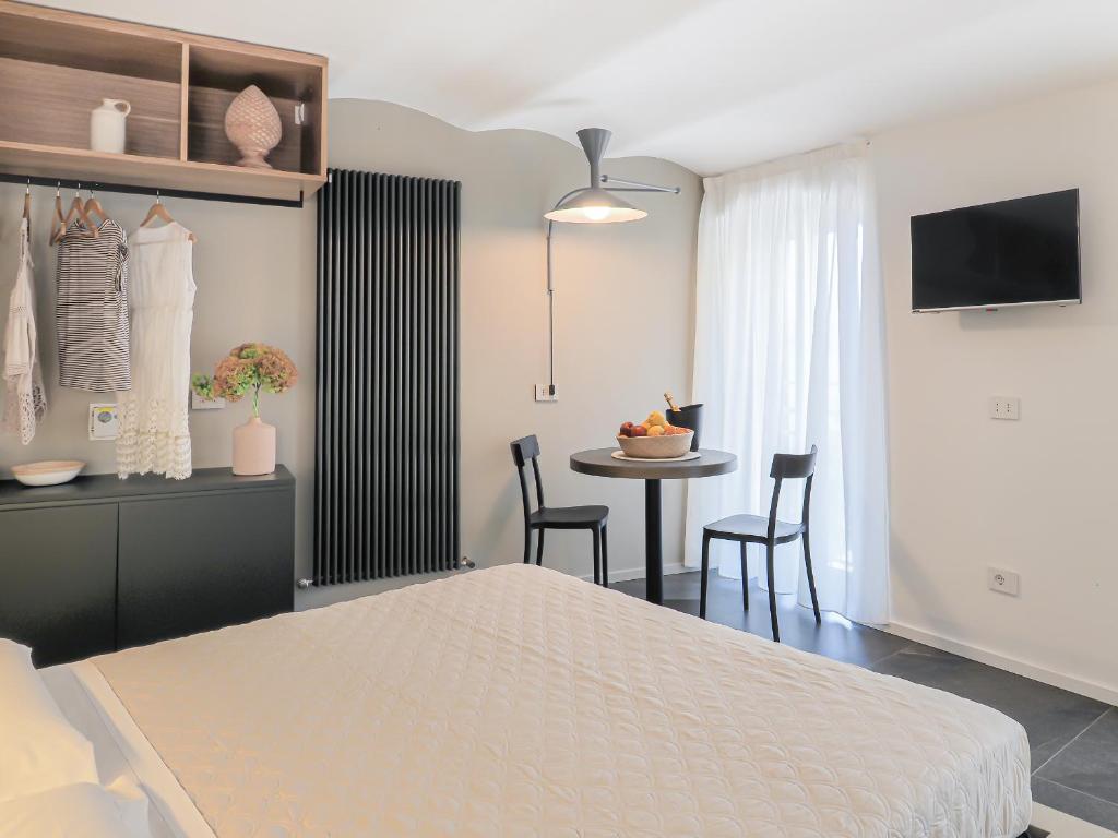 A television and/or entertainment centre at Dreamers Sea View