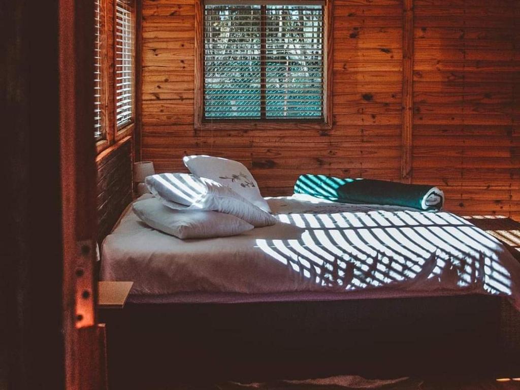 Eersterivier的住宿－Hoogeland's Wood Cabins，一间卧室配有带枕头的床