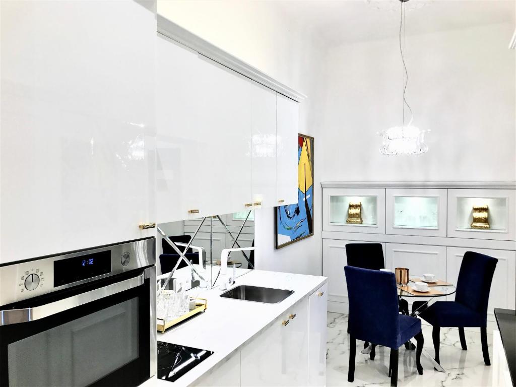 Kuchyňa alebo kuchynka v ubytovaní Luxury Apartments MONDRIAN Market Square III