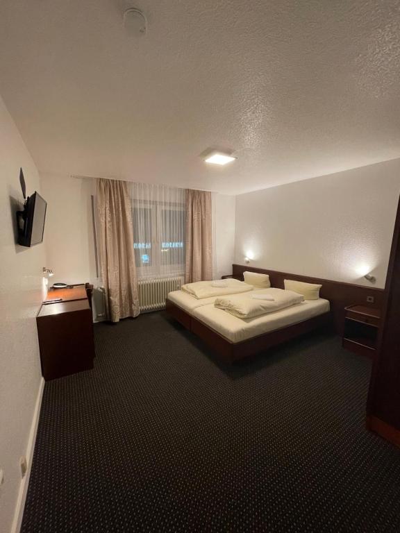 Brunnen Hotel tesisinde bir odada yatak veya yataklar