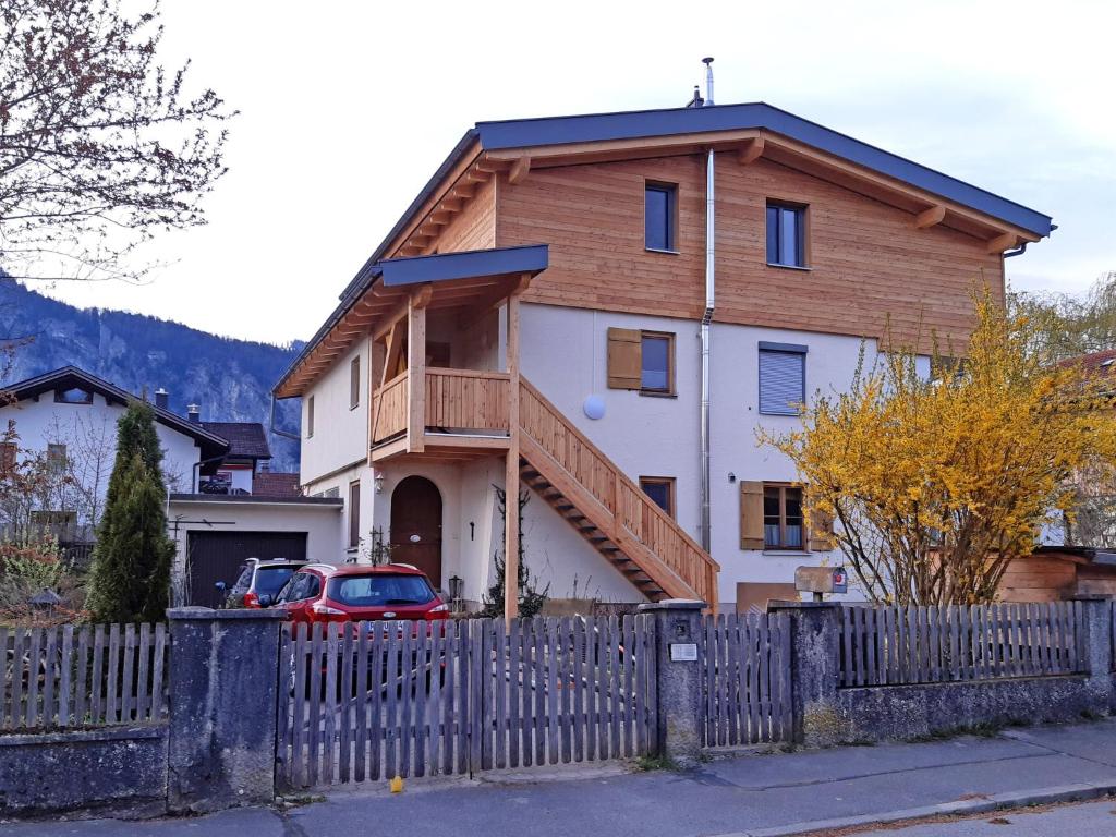 une maison avec une clôture devant elle dans l'établissement Ferienwohnung Schöpf, à Kiefersfelden