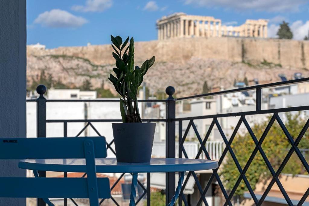 una maceta sentada en una mesa en un balcón en Acro Urban Suites, en Atenas