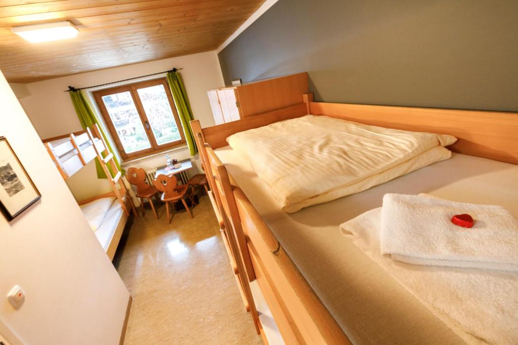 Postel nebo postele na pokoji v ubytování Jugendherberge Kreuth am Tegernsee