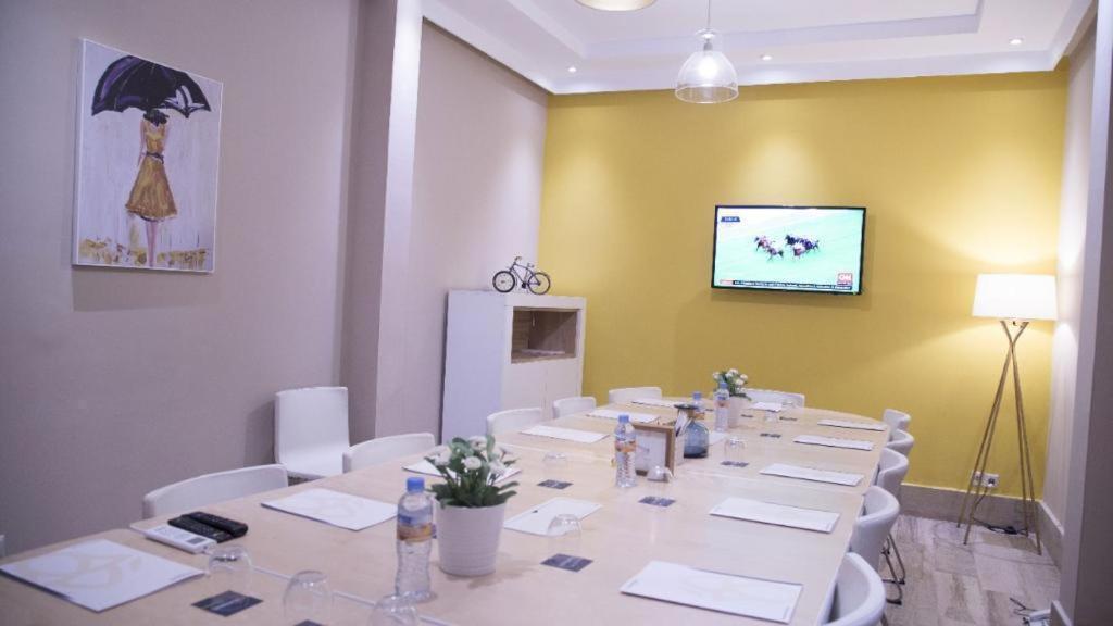 TV a/nebo společenská místnost v ubytování The Best Centric Hotel