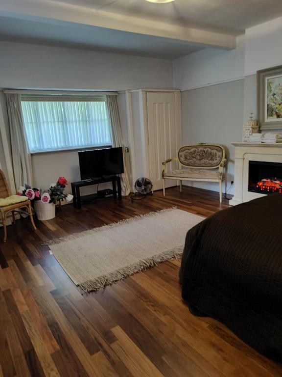 Vrijstaande rietgedekte villa nabij uitvalswegen