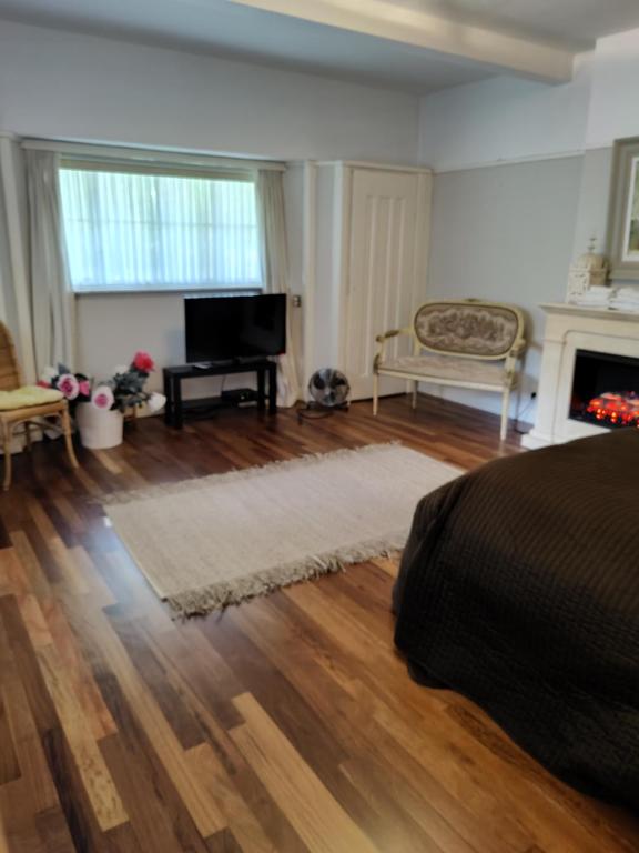 Vrijstaande rietgedekte villa nabij uitvalswegen