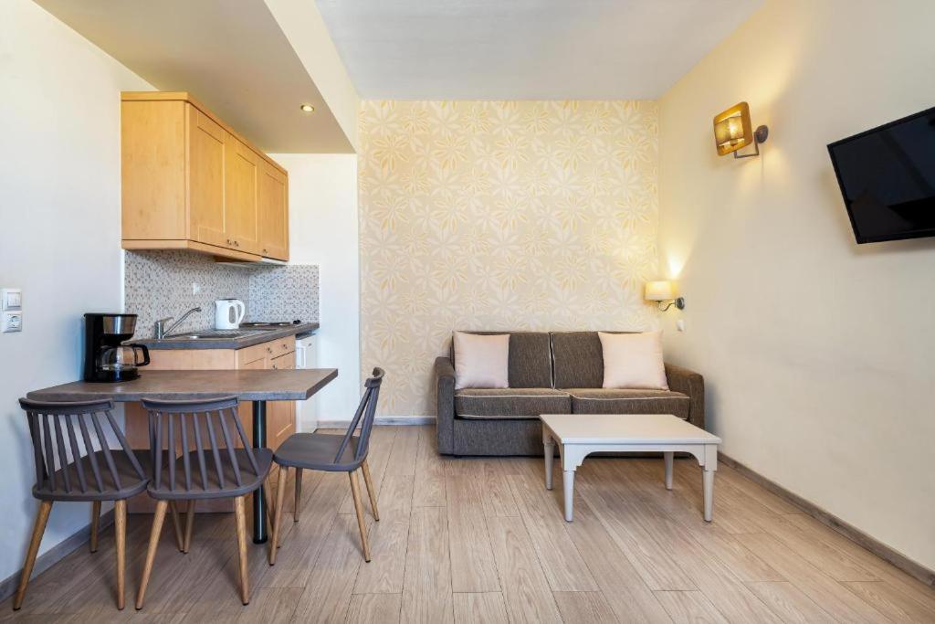 Icarus Apartments - Resim 41