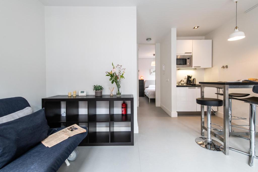 アムステルダムにあるTweede Laurierdwarsstraat Apartmentのリビングルーム(青いソファ付)、キッチン