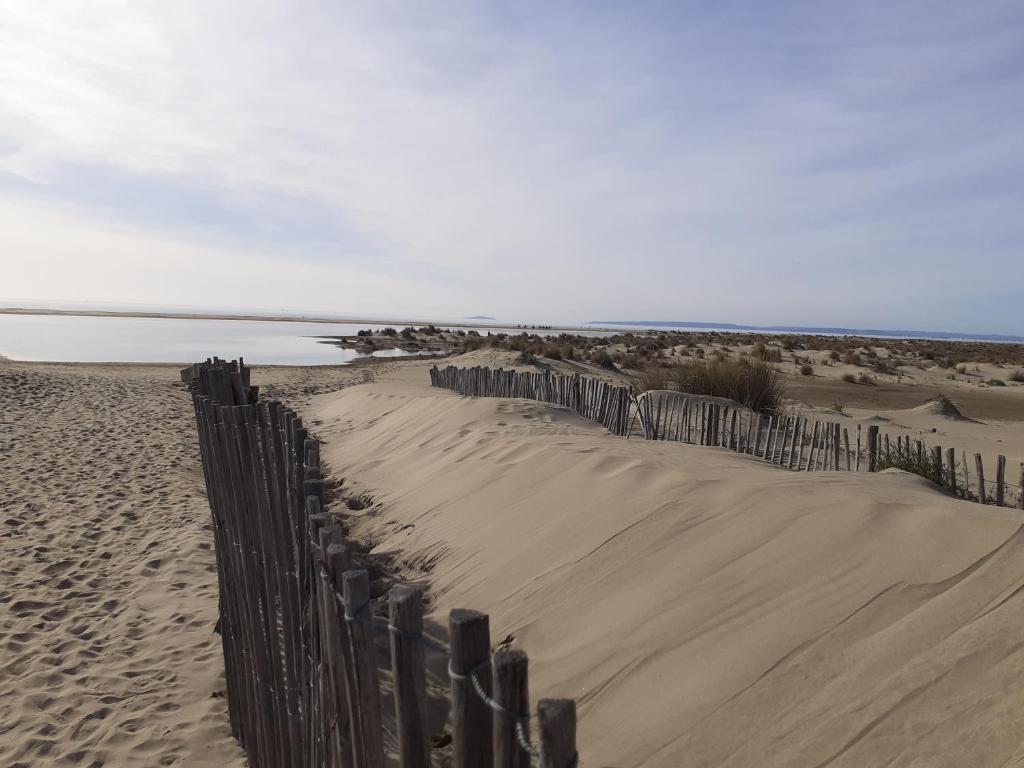 une clôture dans le sable à la plage dans l'établissement Studios Les Aigues Marines, au Grau-du-Roi