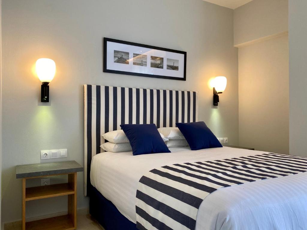Postel nebo postele na pokoji v ubytování IONIAN SUITES by Bruskos