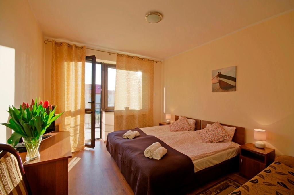 1 dormitorio con cama y ventana grande en Willa Klif &Spa en Jastrzębia Góra