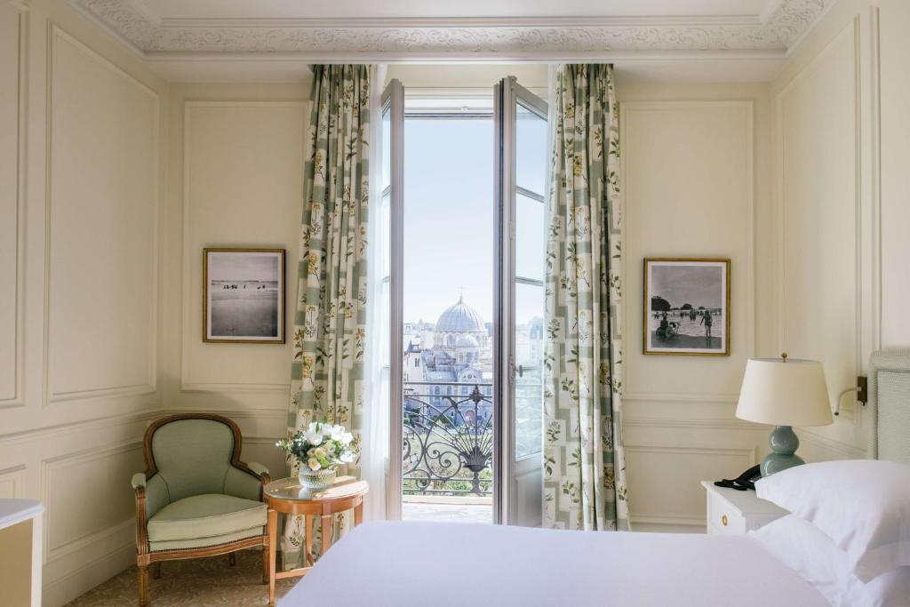 Postel nebo postele na pokoji v ubytování Hôtel du Palais Biarritz, in The Unbound Collection by Hyatt