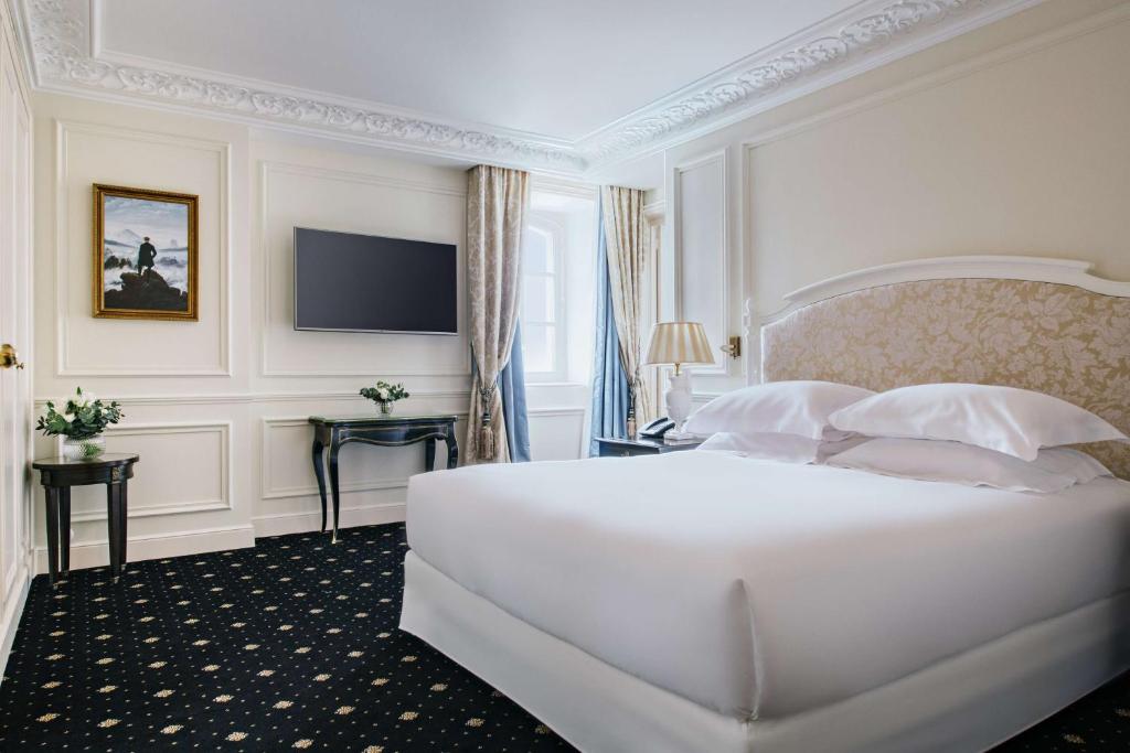 Postel nebo postele na pokoji v ubytování Hôtel du Palais Biarritz, in The Unbound Collection by Hyatt
