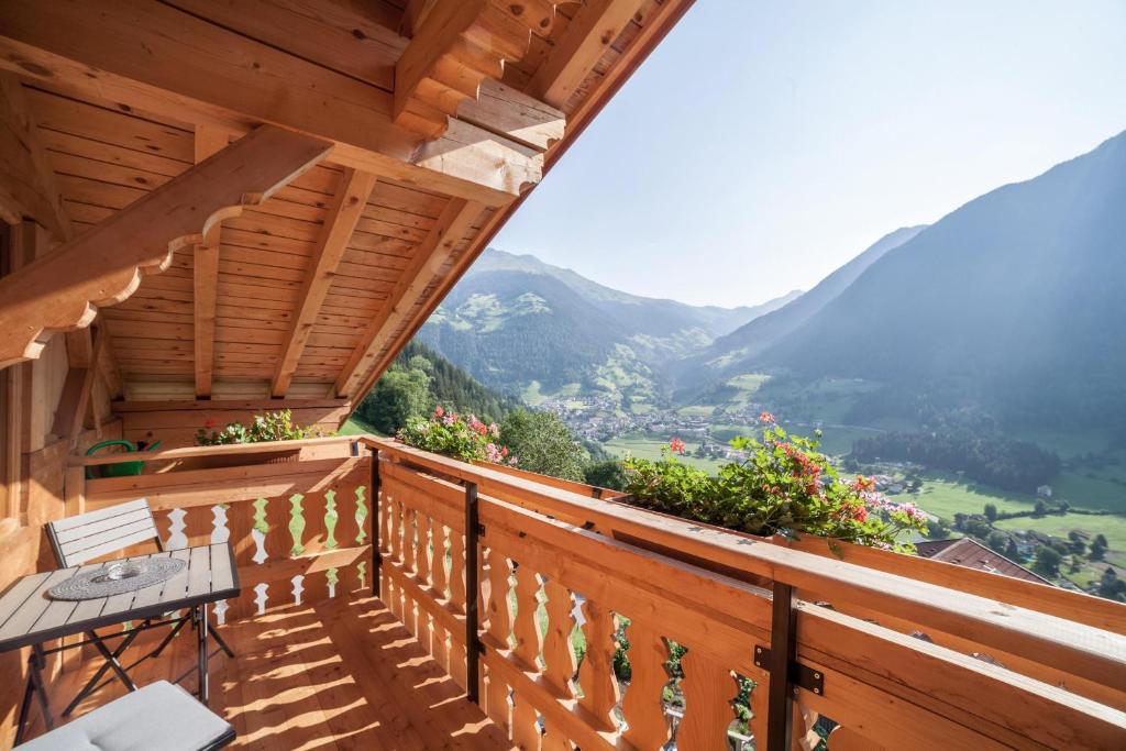 balcone di una casa con vista sulle montagne di Innergasserhof Ferienwohnung Enzian a San Martino