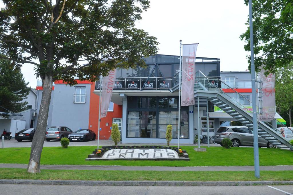 un edificio con una escalera delante de él en Primus Hotel & Apartments, en Viena