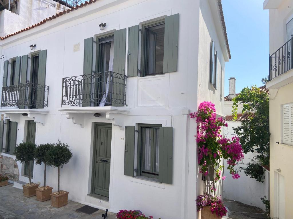 The building in which the holiday home is located
