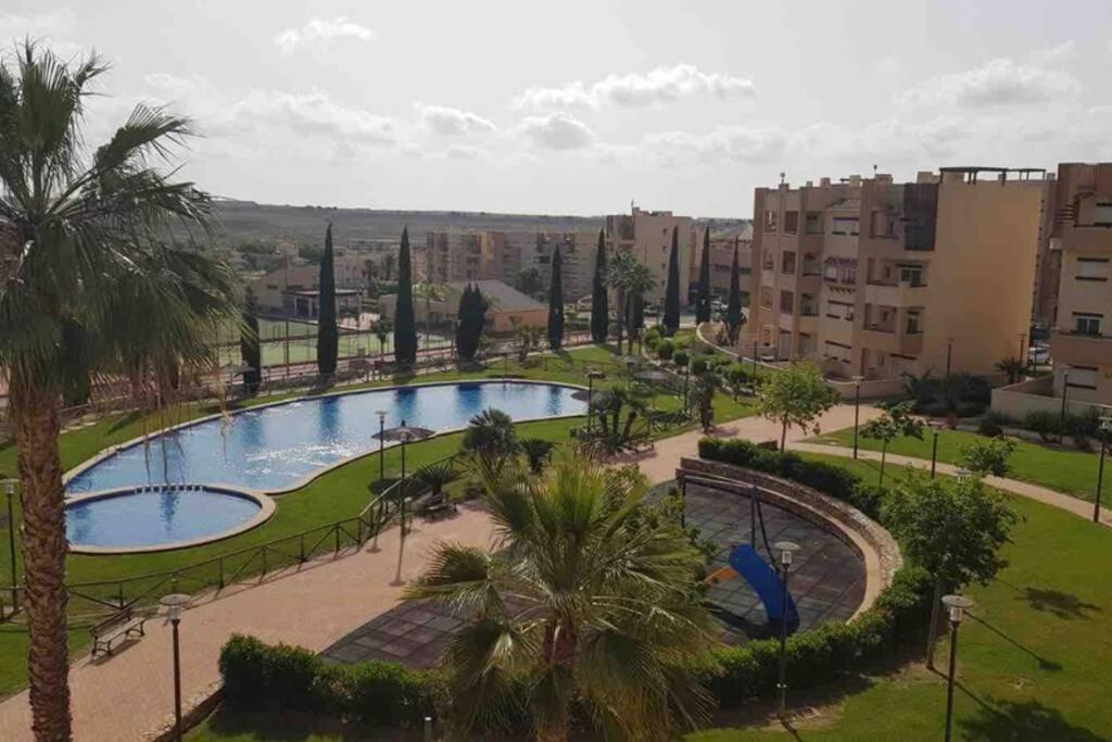 Bazén v ubytování Stunning 2 bedroom ground floor apartment with garden nebo v jeho okolí