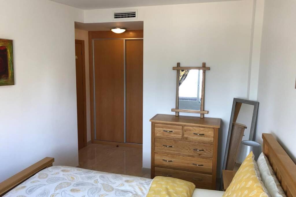 Postel nebo postele na pokoji v ubytování Stunning 2 bedroom ground floor apartment with garden