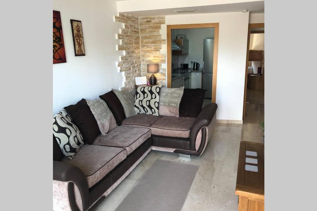 Posezení v ubytování Stunning 2 bedroom ground floor apartment with garden