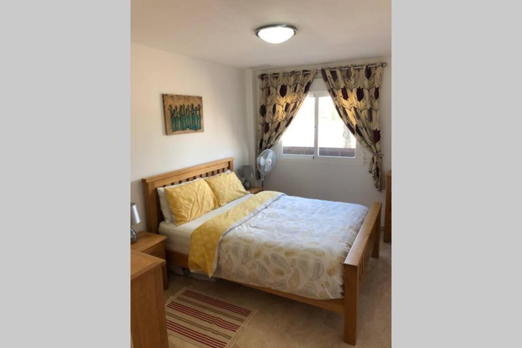 Postel nebo postele na pokoji v ubytování Stunning 2 bedroom ground floor apartment with garden
