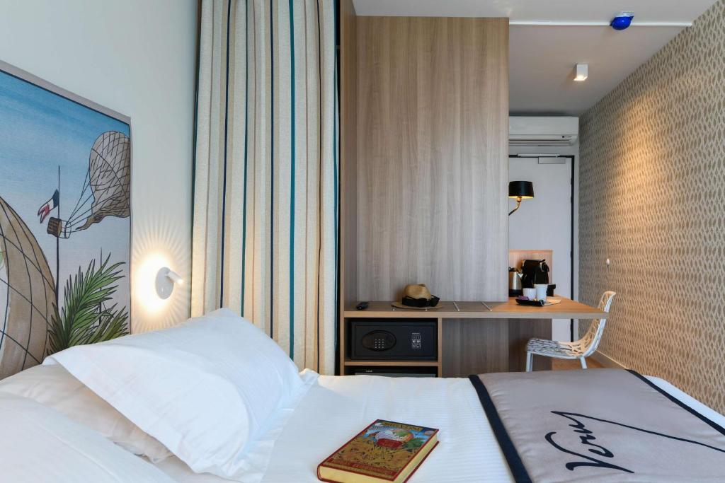 Postel nebo postele na pokoji v ubytování Hôtel Jules Verne Biarritz